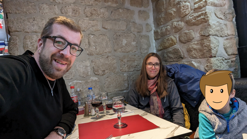 Selfie einer Familie in einem Pariser Restaurant.