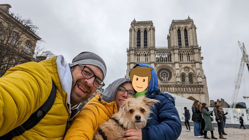 Eine Familie macht ein Selfie vor der Notre Dame