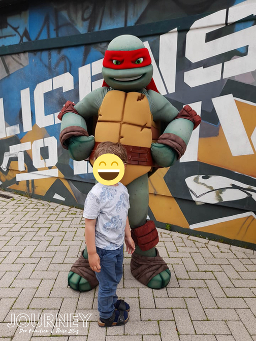 Teenage Mutant hero Turtle Figur in einem Freizeitpark.