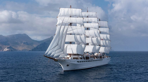 Sea Cloud Segelschiff mit gehissten Segeln vor Insel