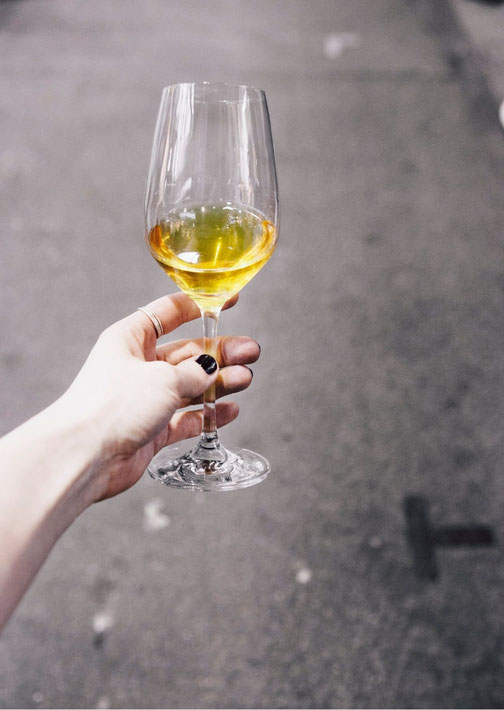 Orange Wine hat viele Nuancen, von Gold bis Bernstein, Bildquelle: Claudia Gödke