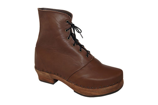Bottine montante en cuir sur semelle bois modèle Max pour homme réalisée sur mesure par les sabots d'isa, maître artisan bottier sabotier à saint-bertrand-de-comminges