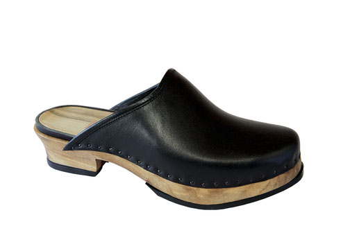 sabot suédois semelle bois en noyer, bride cuir, réalisé sur mesure et à la main par les sabots d'isa, maître artisan