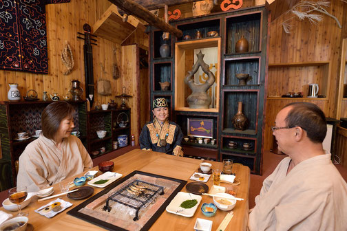 picture of guests enjoying Ainu cuisine full course