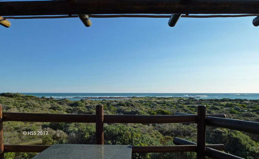 Terrasse mit Möbeln, Grill und Ausblick (im Agulhas Nationalpark)