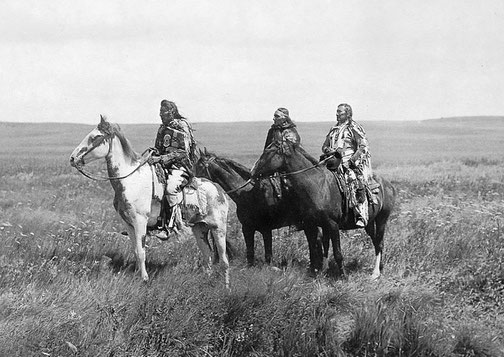 Trois Indiens Blackfeet et leurs chevaux, un cheval Medecine Hat à gauche