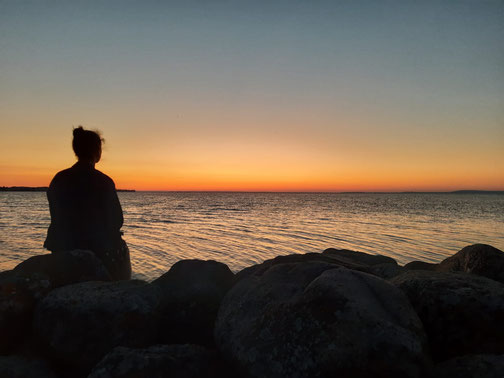 Ich vorm Sonnenuntergang in Vadstena an Midsommar. (Foto: Fabia)