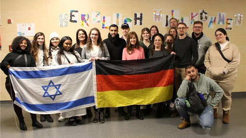 Jugendleiterinnen und Jugendleiter aus Israel und Deutschland trafen sich zum Austausch in Buxtehude - hier bei einem Programmpunkt im Gymnasium Süd - Foto: Ina Frank