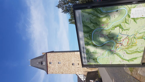 Am Katharinentor, große Wandertafeln, Karten und Wegweiser erleichtern den Einstieg und die Auswahl