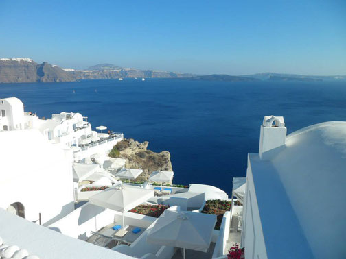 vista mare sulla caldera del vulcano di Santorini, case  bianche e mare blu