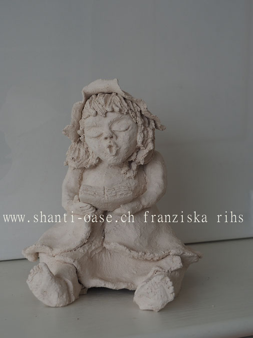 Kunst Lebensfreude Töferkurse Keramikfigur singende Vroni Töpferatelier Shanti Oase des Wohlfühlens Landquart 