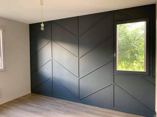 Murs d'accents de bois, teinte gris foncé, décor en chevron