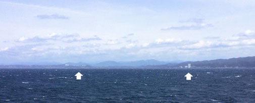 3月に乗った徳島行のフェリーから.紀伊半島をほぼ南側から見ていることになりますか.写真中の右の白矢印が白浜町でも椿とよばれる地区のようです.行けるならここまで行ってみたかった(波食棚があるはず.有名な千畳敷はもっと北側ですが).今回行けたのは左の白矢印までとわかりました.