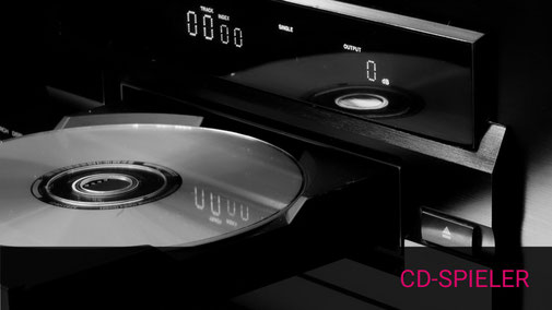 Nahaufnahme einer geöffneteen CD-Spieler Schublade mit eingelegter CD