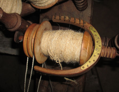 Holzspindel mit aufgewickeltem Garn