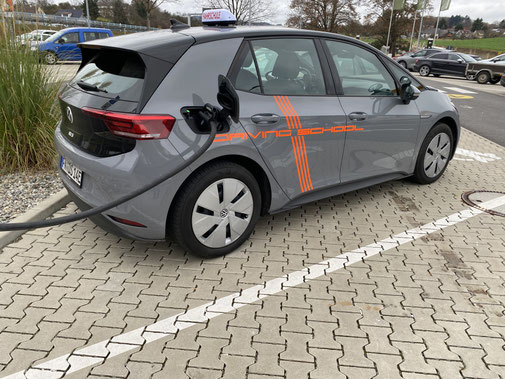Elektrisch fahren lernen E-Fahrschulauto