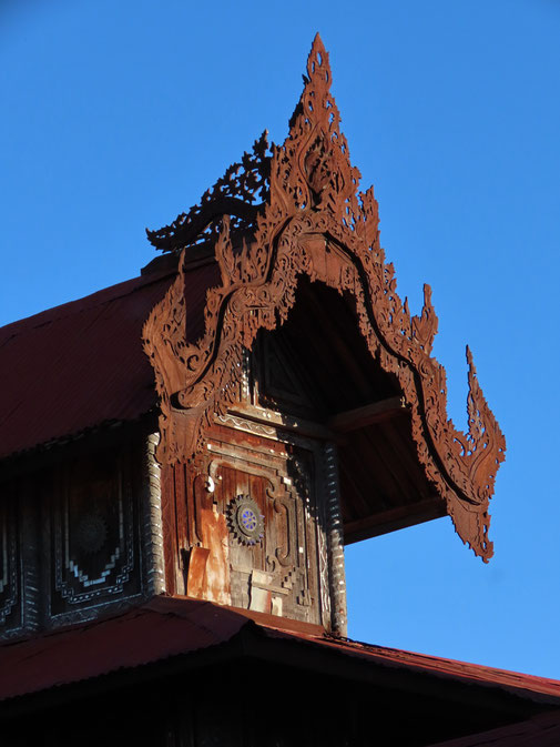 Schnitzereien am Shwe Yaunghwe Kloster