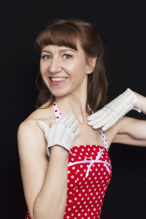 Pin-up-Style Portraitfoto von Cherry Cherie