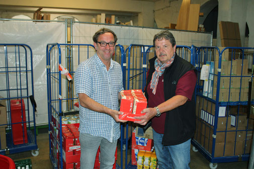 Foto: Auto-Team Marketingleiter Matthias Kuhn mit dem Vorstand des FöV Balinger Tafel e.V. Peter Blechmann