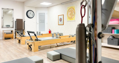 Zwei Pilates Reformer