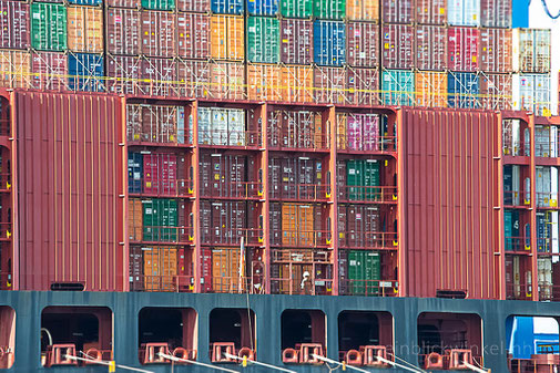Elbe Schiff bunt Farbe Container Containerschiff Krahn Krähne Hafenkrahn Hafenkräne Ladung löschen Hamburg