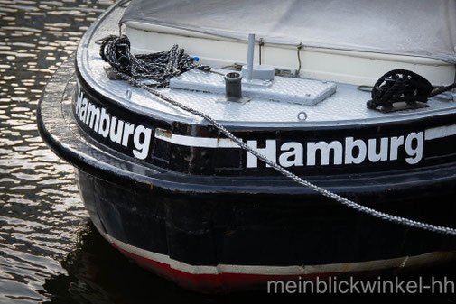 Hafen Seil Elbe Hamburg Schlepper Schiff Kahn angedockt vor Anker Taul