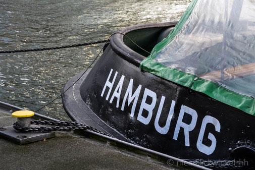 Vor Anker Hafencity Schlepper Boot Hamburg Wasser
