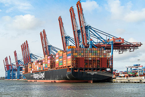 Elbe Schiff Container Containerschiff Krahn Krähne Hafenkrahn Hafenkräne Ladung löschen Hamburg