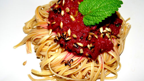 Vollkorn-Linguine mit Rote-Bete-Pesto