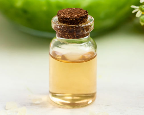 Squalane-Öl im Glasfläschchen, mit korken verschlossen.