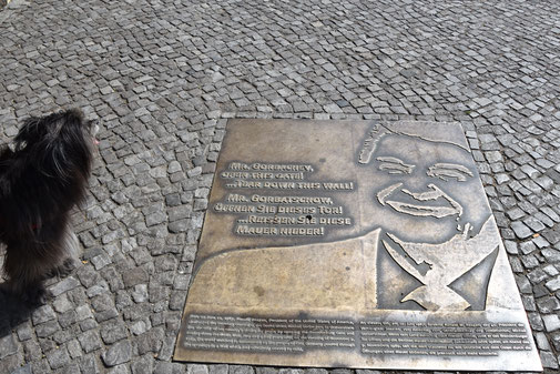 diese Bittinschrift an Gorbatschov ist ebenfalls vor dem Brandenburger Tor (Rück- also Ostseite)