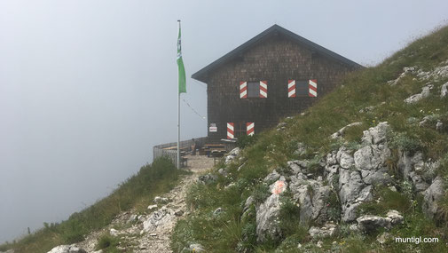 direkt vor der Gmundnerhütte gehts rechts runter zum Hernlersteig