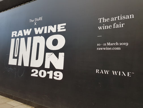 Links: Ich an der Temple Tube Station. Rechts: Die Werbefront zur Raw Wine Messe 2019 in London.