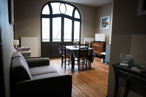 The nest - appartements meublés avec services hoteliers, vue sur le boulevard avec balcon au 2ème étage, beaucoup de charme, plancher d'origine, cuisine équipée pour location à la semaine ou au mois en centre-ville d'Amiens, proche de gare, cathédrale