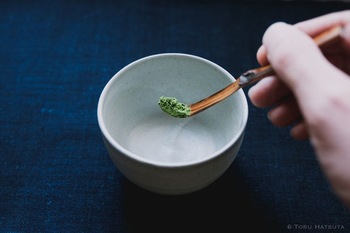 煤竹旅茶杓と薄茶をたてます