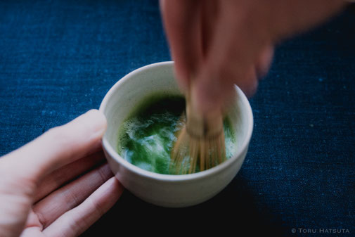 湯を注ぎ、茶筅で素早く抹茶を撹拌します