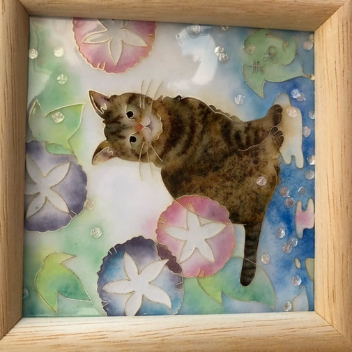 まめまめ舎「キジトラと朝顔」 ¥39,600 七宝焼額 銅板、ガラス粉、銀線 120㎜×120㎜(内寸90㎜×90㎜)