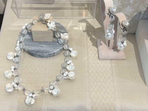 宮下なおみ ネックレス(白丸玉)¥13,000 イヤリング(白丸玉)¥5,000 ガラス丸玉ビーズ、アクリル丸玉ビーズ、スター型アクリルビーズ、フラワー型アクリルビーズ、※留め具は詰めを下げると開きます ・ネックレス長さ50㎝ ・イヤリング20㎜×70㎜