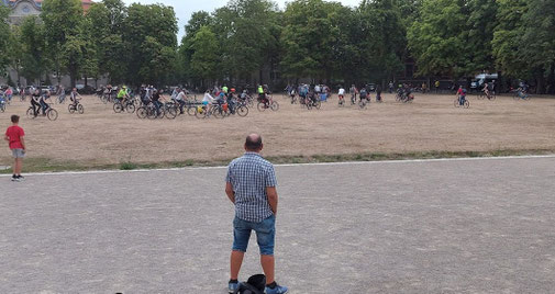 In der Endphase des Abends tauchte eine Fahraddemo auf, die wie ein Wirbelwind um die Brunnen kreiselte und sich in infernalischem Lärm erging, der höchst misstönend des Spielers Ohr erreichte und diesen um Konzentration und Gemütsruhe brachte..