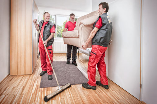 Echte Mistkerle entrümpeln eine schwere Couch und hinterlassen besenreine Sauberkeit