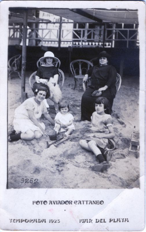 En la Playa Paula con sus hijas mujeres, sentadas en la arena: Ofelia, Nelly y Haydeé. Atrás en una silla al lado de su madre esta la hija mayor Esther que tiene 19 años, con sombrero y guantes blancos