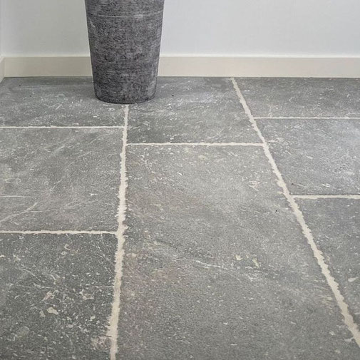 Natursteinboden 9 - Kalkstein-Bodenplatten, als Bahnenware verlegt, Farbe Grau in Nuancen