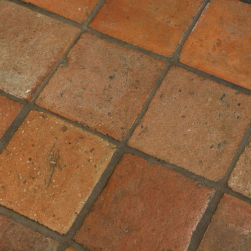 Antike Terracotta-Bodenplatten in der Farbe Orange-Rot-Hellrot nuanciert