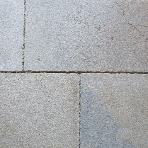 Natursteinboden 8 - Kalkstein-Bodenplatten, Farbe Grau-Beige in Nuancen, für den Innen- und Außenbereich geeignet