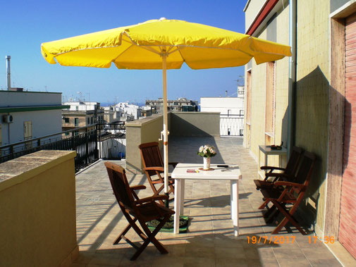 Terrazza con balconi / vista mare > direzione Nord