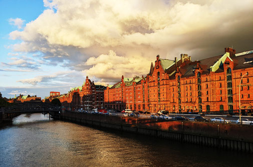 Die Speicherstadt in Hamburg in der Dämmerung.