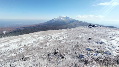 三ツ石山頂より岩手山を望む。この日は貸し切りで最高の山日和でした。2025/11/4撮影