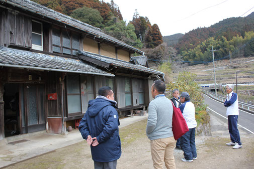 空き家見学会の際には集落支援員さんも参加。見学者からの質問等に対応しています。