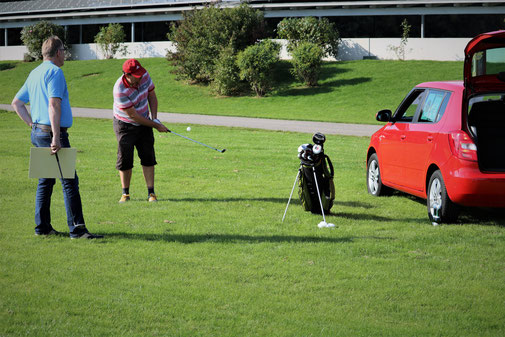 Durch ideenreiche Golf Challenges (hier Chippen ins Auto) wurde noch mehr Geld eingespielt. (Foto: Ilonka Czerny)