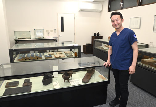 幼い頃は薬研（やげん）をおもちゃに遊んでいたとか（織田病院 古医書資料室にて）
